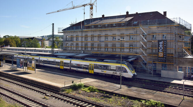 Bahnhof Sanierung Das Bahnhofsgebäude samt Expressguthalle werden auf den neuesten Stand gebracht. Rund fünf Millionen Euro investiert die Deutsch