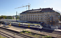 Das Bahnhofsgebäude samt Expressguthalle werden auf den neuesten Stand gebracht. Rund fünf Millionen Euro investiert die Deutsch