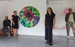 Vier Menschen, die für das Ausstellungsprojekt stehen: Yannik Krebs (Stadt Münsingen), Sarah Boger (Living Museum), Sabine Lang