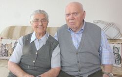 Hilda und Johann Gross sind sehr dankbar, dass sie heute ihren Gnadenhochzeitstag erleben dürfen. FOTO: SANDER