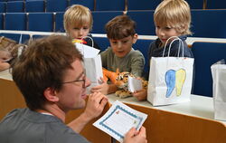 In der Teddy-Zahnklinik lernen Kinder, was Zähne gesund hält.  FOTO: WAHL