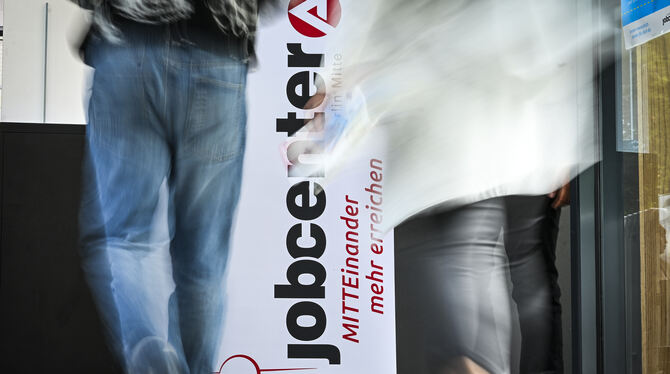 Die Union beklagt hohe Sozialausgaben – unter anderem die Auszahlung des Bürgergelds durch die Jobcenter.  FOTO: KALAENE/DPA Die Union beklagt hohe Sozialausgaben – unter anderem die Auszahlung des Bürgergelds durch die Jobcenter.  FOTO: KALAENE/DPA