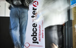 Die Union beklagt hohe Sozialausgaben – unter anderem die Auszahlung des Bürgergelds durch die Jobcenter.  FOTO: KALAENE/DPA