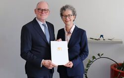 Professorin Dr. Sabine Löbbe erhält ihre Ernennungsurkunde zur Präsidentin der Hochschule Reutlingen von Ministerialdirektor Dr.