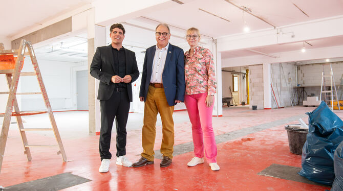 Der Leiter der Kunstmuseen Reutlingen, Stephan Rößler, der Reutlinger OB Thomas Keck und Kulturamtsleiterin Anke Bächtiger in de