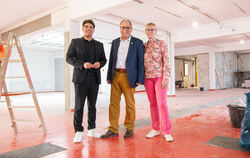 Der Leiter der Kunstmuseen Reutlingen, Stephan Rößler, der Reutlinger OB Thomas Keck und Kulturamtsleiterin Anke Bächtiger in de