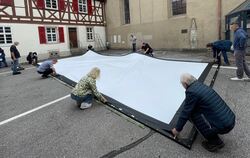 Helfer bauen am Montag im Reutlinger Spitalhof die Großleinwand ab.