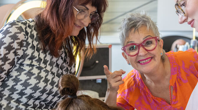 Haare Christine Huiss will zeigen, dass es nie zu spät ist, Großes zu wagen. Mit 64 erfüllt sie sich ihren Traum, an einer Fashion Wee