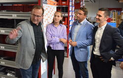 Bei der Firma Allstar im Gespräch (von links): Geschäftsführer Frank Messemer, Co-Geschäftsführerin Janina Messemer, der Landtag