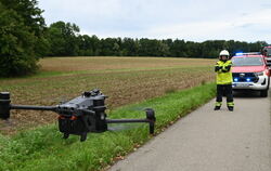Die Drohne der Werkfeuerwehr von Bosch steigt auf, um Bildmaterial zu sammeln, mit dem Strategien zur Bekämpfung von Waldbränden