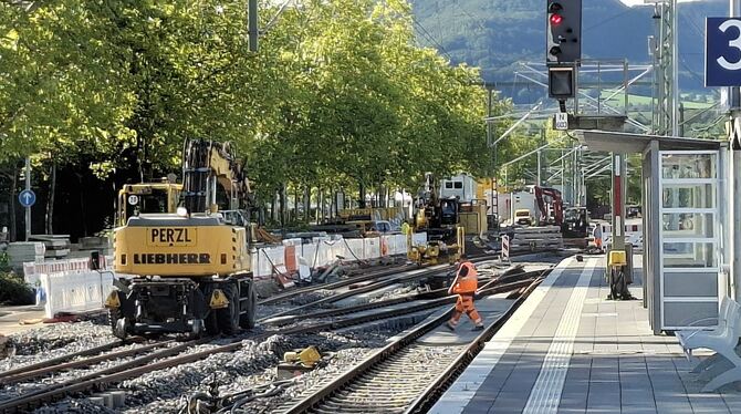 Gleis 4 Weichen Einbindung Schienennetz Bahnhof Metzingen Mit zusätzlichen Weichen wird das neue Gleis 4 ins Schienennetz im Bahnhof Metzingen eingebunden.