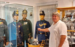 Komplette Uniformen und viel mehr: Bernhard Strobel mit seinen stummen Kollegen im Museum.  FOTOS: KREIBICH