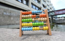 Leider ist die Finanzlage der Kommunen kein Kinderspiel wie dieser Rechenschieber vor dem Reutlinger Rathaus.