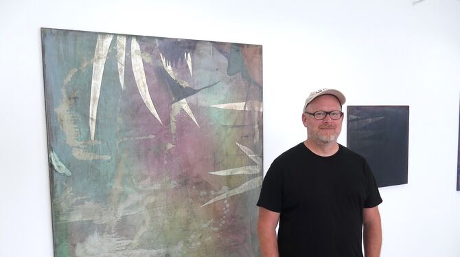 Matthias Reinmuth vor seinem Bild »Rhabarber« aus dem Zyklus »Die Hüllen fallen lassen«.