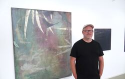 Matthias Reinmuth vor seinem Bild "Rhabarber" aus dem Zyklus "Die Hüllen fallen lassen".