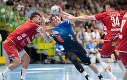 Der Pfullinger Fynn Hofele (mit Ball) wird von den Hüttenbergern Vit Reichl (links) und Paul Kompenhans attackiert.