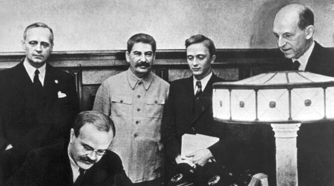 Am 24. August 1939 unterzeichneten der Außen-minister des Deutschen Reiches,  Joachim von Ribbentrop (links) und der sowjetische