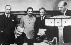 Am 24. August 1939 unterzeichneten der Außen-minister des Deutschen Reiches,  Joachim von Ribbentrop (links) und der sowjetische