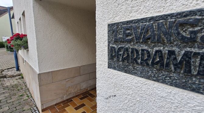 Evangelisches Pfarramt Martinskirche Eins der beiden evangelischen Pfarrämter der Metzinger Martinskirche in der Helferstraße. Nachdem die Pfarrstelle Martinskirche-