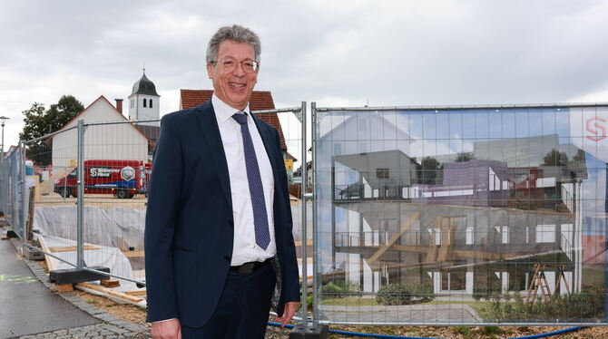 Johannes Schwörer, geschäftsführender Gesellschafter der Unternehmensgruppe Schwörer, aufgenommen vor einer Baustelle in der Ort