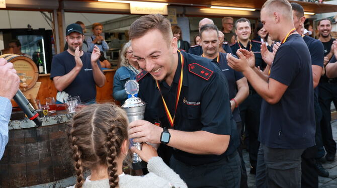 Siegerehrung: Lea Stoll übergibt den Pokal an Steffen Urban.