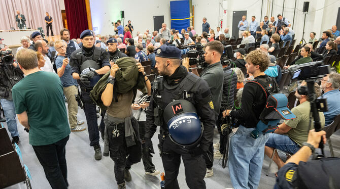 Streitgespräch Palmer Frohnmaier Eine Störerin wird von der Polizei aus dem Saal geleitet. Eine knappe Dreiviertelstunde waren die Beamten damit beschäftigt, Ruh