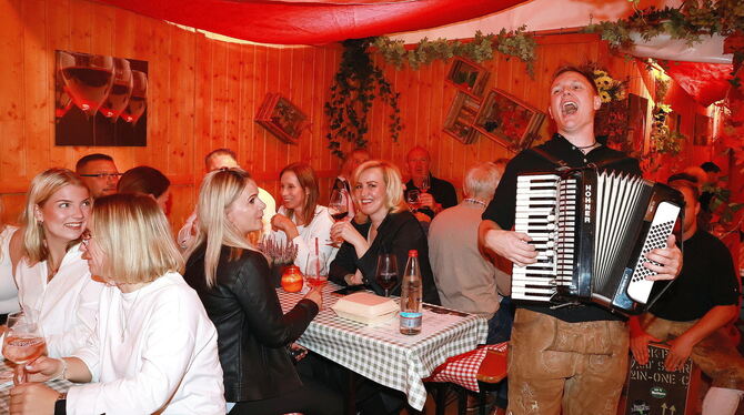 2025-09-05 Weinfest,Reutlingen,Freitagabend Hochstimmung bei Essen, Wein und Live-Musik in einer der Lauben beim 38. Reutlinger Herbst .