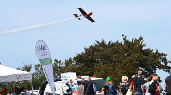 2025-09-06 Flugplatzfest,Rossfeld,Glems,Kunstflug,Pitts,Familientag Gebannte Blicke am Boden, als die Mustang mit ohrenbetäubendem Sound ihre Spuren am Himmel hinterlässt.