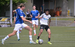 Aziz Bouali (rechts), dreifacher Torschütze des TSV Mähringen, im Zweikampf mit dem Pfullinger Tim Krapf.  