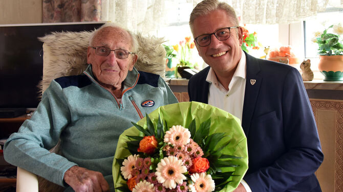 Jubilar Siegfried Hartmann feierte am Montag seinen 100. Geburtstag. Reutlingens Finanz- und Wirtschaftsbürgermeister Roland Wintzen übe