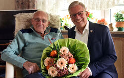 Siegfried Hartmann feierte am Montag seinen 100. Geburtstag. Reutlingens Finanz- und Wirtschaftsbürgermeister Roland Wintzen übe