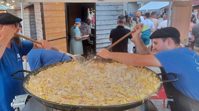 Am Stand der Freunde aus der Partnerstadt Passy beim Schlösslesparkfest wird wieder Tartiflette angeboten. FOTO: BRECKEL Am Stand der Freunde aus der Partnerstadt Passy beim Schlösslesparkfest wird wieder Tartiflette angeboten. FOTO: BRECKEL