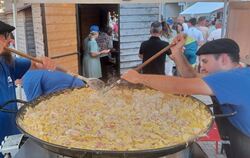 Am Stand der Freunde aus der Partnerstadt Passy beim Schlösslesparkfest wird  wieder Tartiflette angeboten.  FOTO: BRECKEL