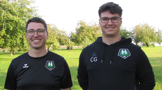 CVJM Handball in Walddorfhäslach Strahlende Gesichter bei den Verantwortlichen der CVJM-Handball-Abteilung in Walddorfhäslch: Sportchef Simon Schäffer (links) un