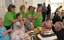 Ein Prosit auf den Lichtensteiner Seniorenmittagstisch:  Das Team stößt mit seinen Gästen an.    