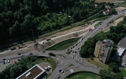Das Luftbild zeigt die Hochhauskreuzung, wo gerade eine Bohrpfahlwand entsteht, um die neue Straße zu halten.