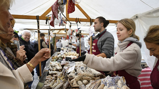 Wurst so weit die Linse reicht: Viele altbekannte Stände sind auch wieder in diesem Jahr in der Tübinger Altstadt verteilt.