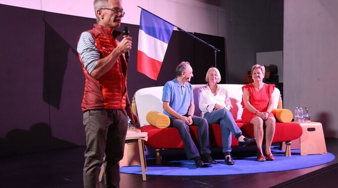 Pfulbentalk Extra Pfullingen Typisch Französisch, typisch Blau-Weiß-Rot beim Pfulbentalk Extra in Pfullingen: Angeregtes Gespräch unter Freunden mit (von li