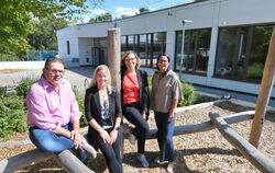 Sie sind stolz auf "ihre" Grundschule: Bezirksbürgermeister Klaus Nagel, Bianca Sonntag und Cathrin Klingeberg vom Förderverein 