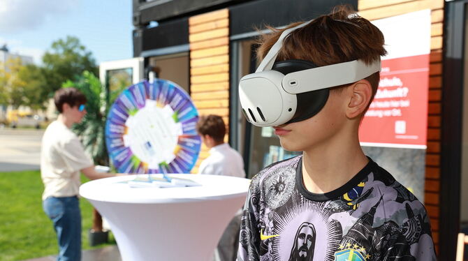 Mit Virtual-Reality-Brillen können die Besucher in verschiedene Welten eintauchen und sich Informationen über Berufsbilder geben