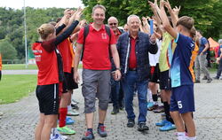 Toller Auftakt von den Jugendlichen des Jugend-Fussballcamps: Sie stehen Spalier für die Starter der Aktion "Sonnenbühl läuft" m
