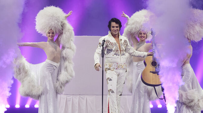 Friedrichsbau Varieté Elvis Presley Show Elvis und viele Straußenfedern: Nils Strassburg und die Vegas Showgirls im Stuttgarter Friedrichsbau-Varieté.