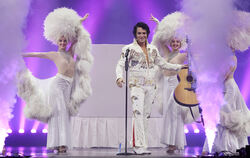 Elvis und viele Straußenfedern: Nils Strassburg und die Vegas Showgirls im Stuttgarter Friedrichsbau-Varieté.