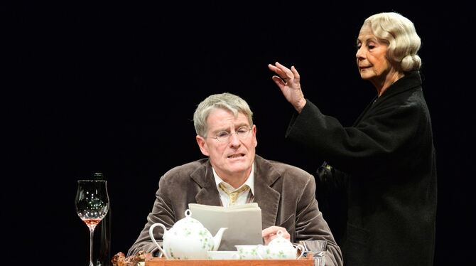 Thomas Bockelmann als Sohn und Sigrun Schneider-Kaethner als Mutter in George Taboris Stück »Mutters Courage«.