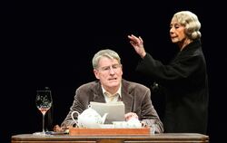 Thomas Bockelmann als Sohn und Sigrun Schneider-Kaethner als Mutter in George Taboris Stück "Mutters Courage".