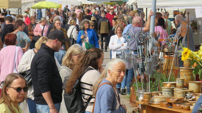 Durch die Melchinger Gassen strömten am Wochenende wieder die Besucher des Kunsthandwerker- und Töpfermarkts, der eine Fülle von Durch die Melchinger Gassen strömten am Wochenende wieder die Besucher des Kunsthandwerker- und Töpfermarkts, der eine Fülle von