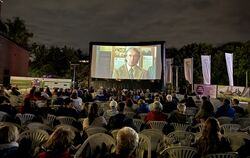 Der Film »Der Pinguin meines Lebens« schloss das Open-Air-Programm auf dem Motorworld-Gelände ab.  FOTO: RUOF