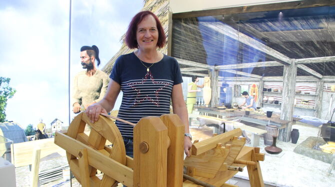 Zwischen High-Tech und Handwerk: Im Hintergrund ist ein Teil der Ausstellung im Heidengrabenzentrum zu sehen - es wird gezeigt,