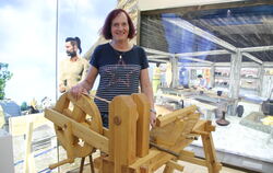 Zwischen High-Tech und Handwerk: Im Hintergrund ist ein Teil der Ausstellung im Heidengrabenzentrum zu sehen - es wird gezeigt, 