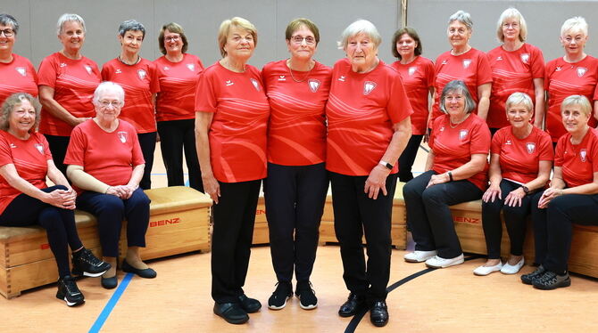 2025-09-08 Frauengymnastik TuS Honau,Iris Feus Leiterin seit 50 Jahren Eine fröhliche Truppe: Die Frauengymnastikgruppe der TuS Honau besteht seit 50 Jahren. Gerda Bussmann (links stehend in der Mit